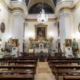Ritorniamo ora su strada San Giuseppe per accedere finalmente al tempio. Ci ritroviamo cos� in una navata unica con pianta a croce greca...